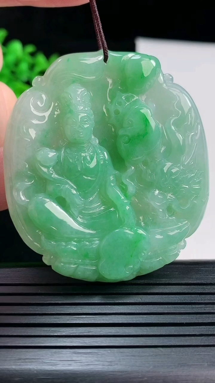 天然A货翡翠祥龙大势至菩萨吊坠，尺寸53.6-48.6-6重量:27.85g
5月29日