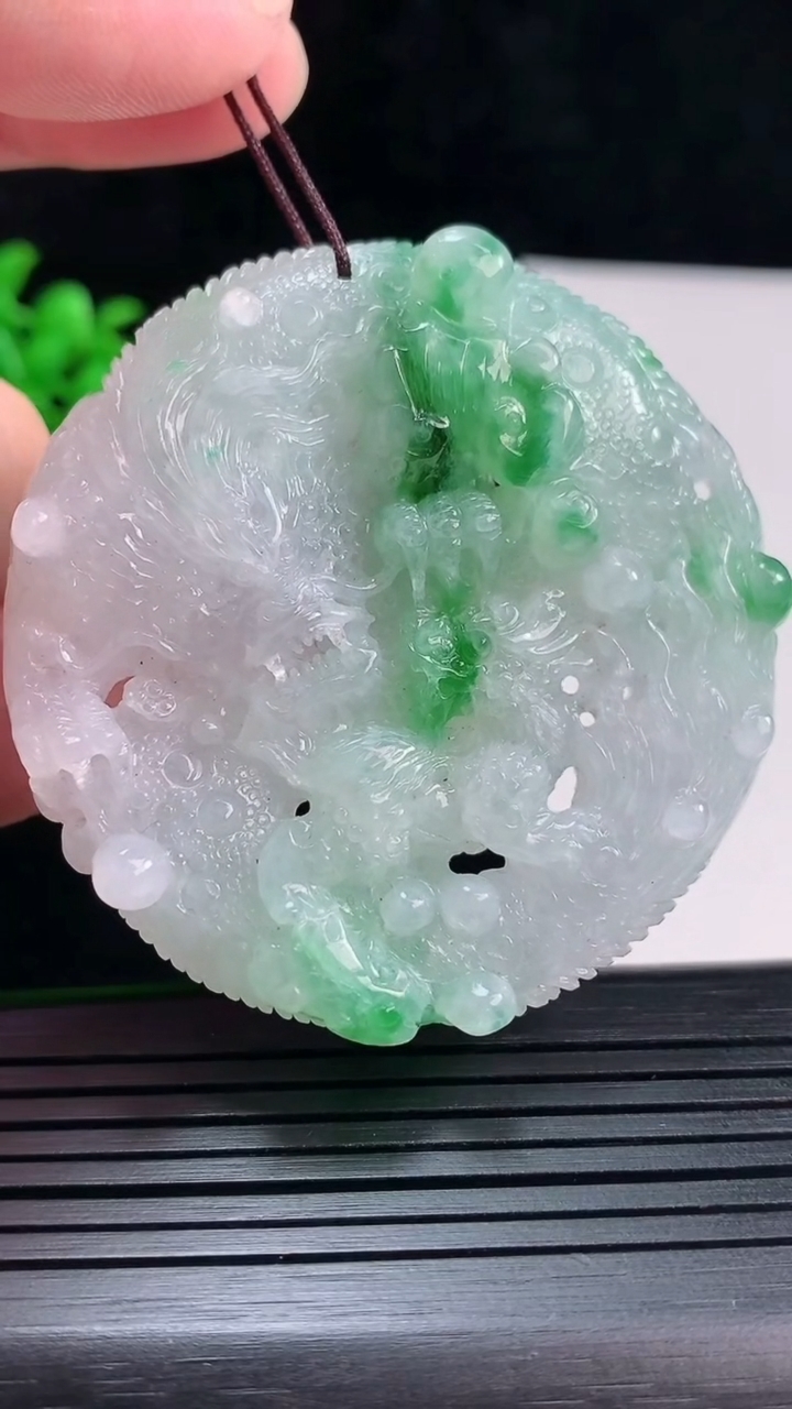 天然A货翡翠龙牌吊坠，尺寸54.5-54-10.5重量:50.00g
5月29日