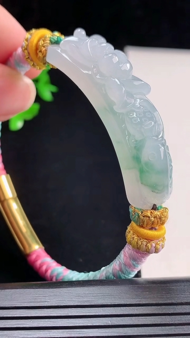 天然A货翡翠冰种飘花和和美美 荷叶鱼手牌，尺寸50-12.5-12重量:27.89g
5月29日