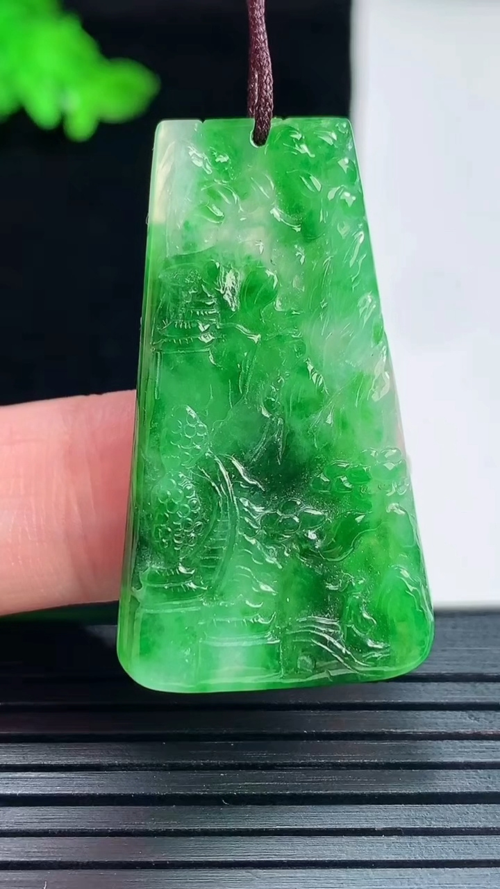 天然A货翡翠山水牌吊坠，尺寸38.6-22-3.6重量:6.99g
5月29日
