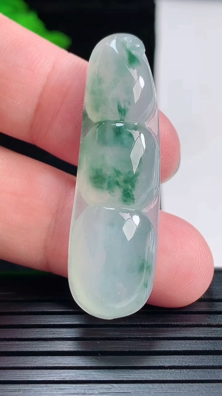 天然A货翡翠冰种飘花福豆吊坠，尺寸45-14-8重量:9.52g
5月29日