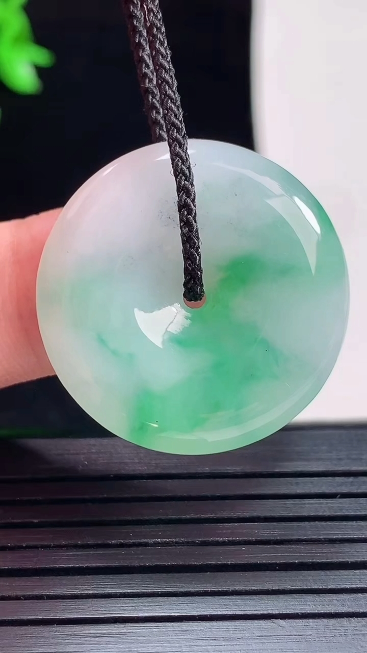 天然A货翡翠平安扣吊坠，尺寸26.5-5重量:7.66g
5月29日