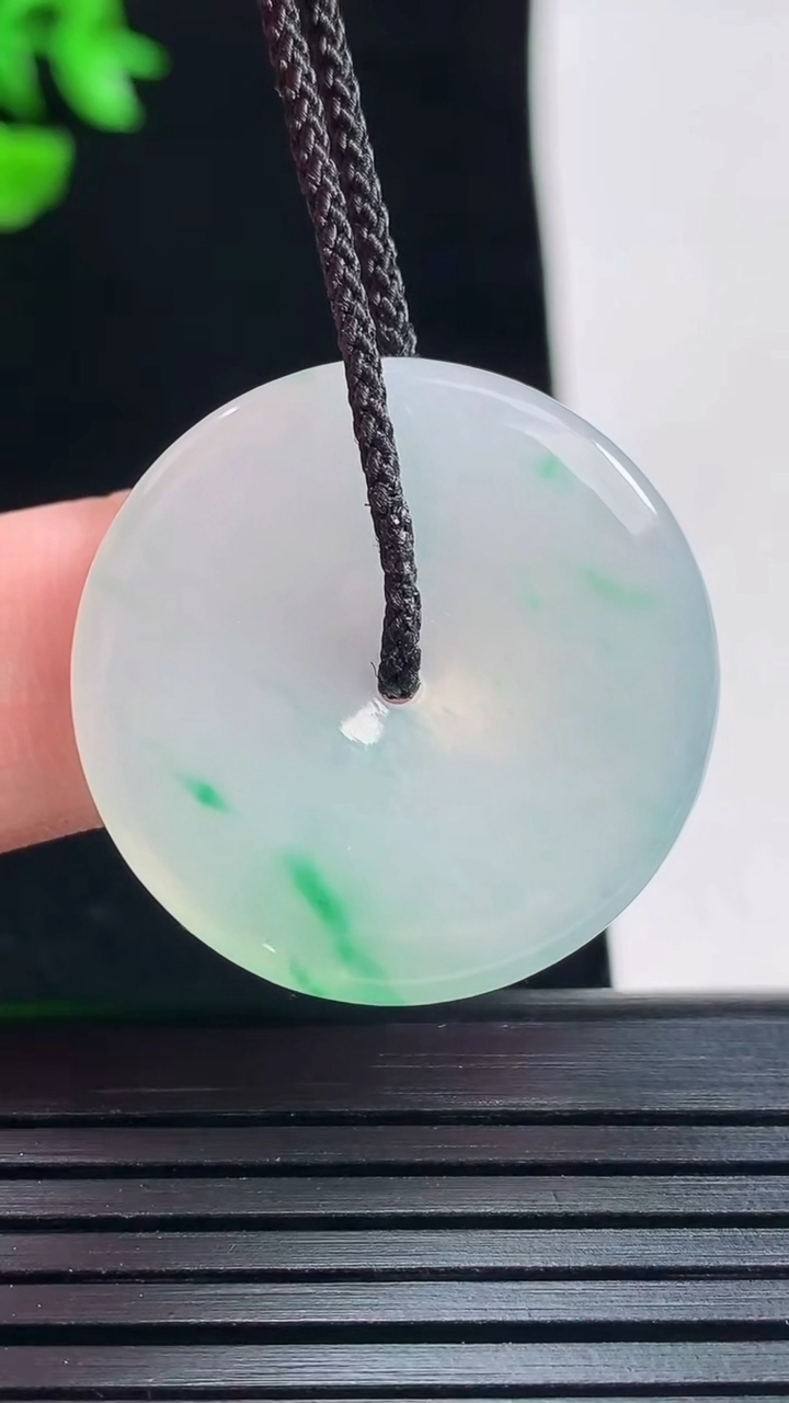 天然A货翡翠平安扣吊坠，尺寸27.5-3.6重量:6.38g
5月29日