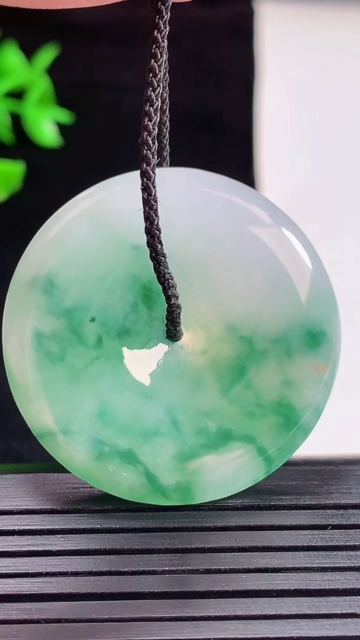 天然A货翡翠飘花平安扣吊坠，尺寸35.6-5重量:14.27g
5月29日
