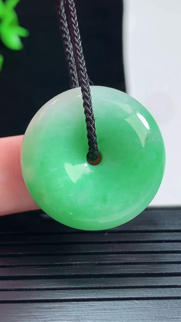 天然A货翡翠平安扣吊坠，尺寸26-7重量:10.00g
5月29日