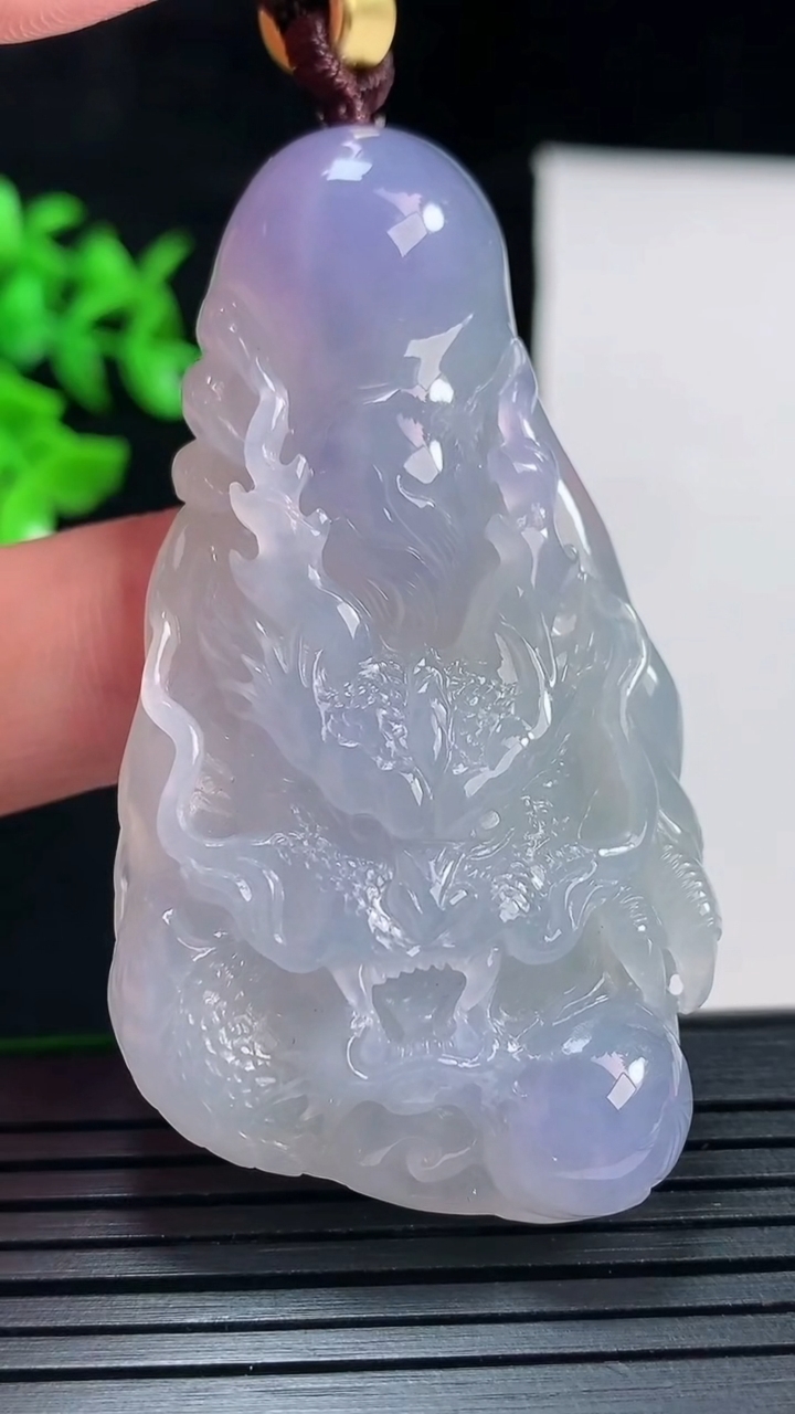 天然A货翡翠种紫罗兰龙牌吊坠，尺寸59-32-12重量:40.00g
5月29日