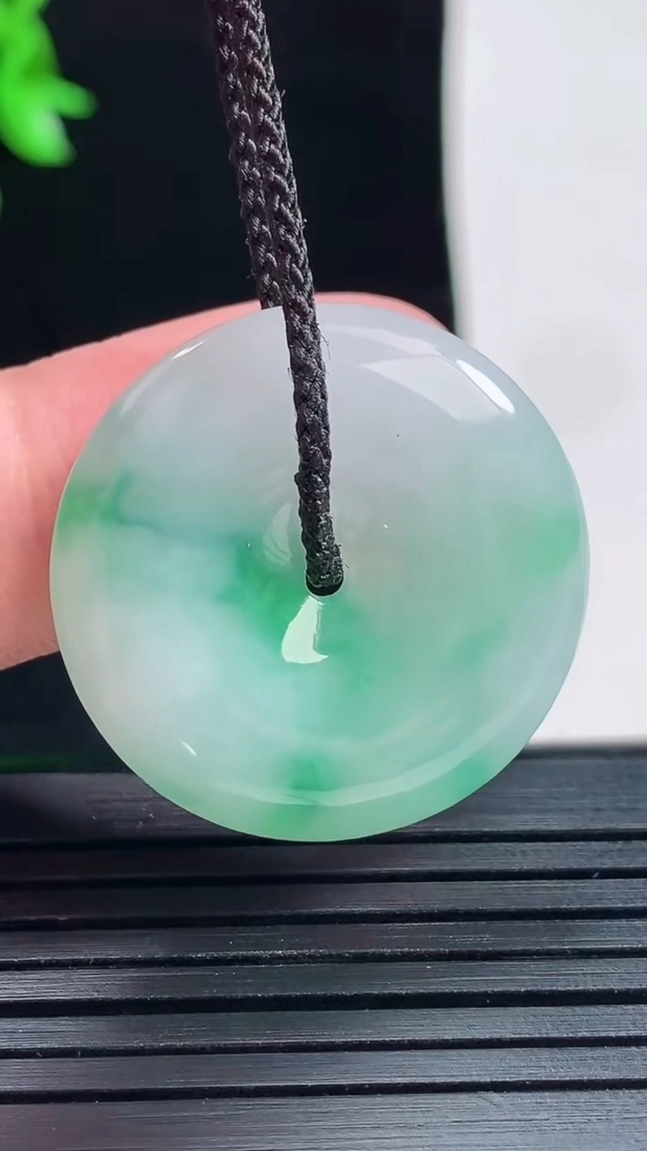 天然A货翡翠平安扣吊坠，尺寸26.5-5重量:7.66g
5月29日