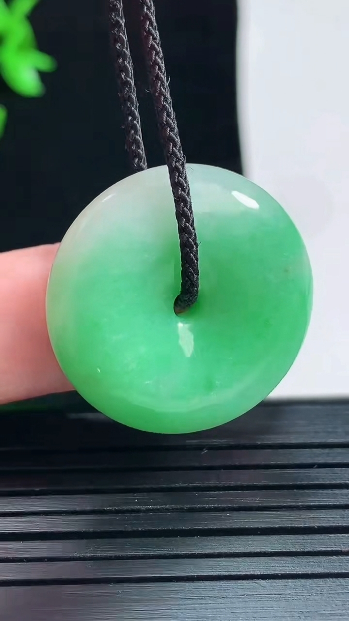 天然A货翡翠平安扣吊坠，尺寸26-7重量:10.00g
5月29日