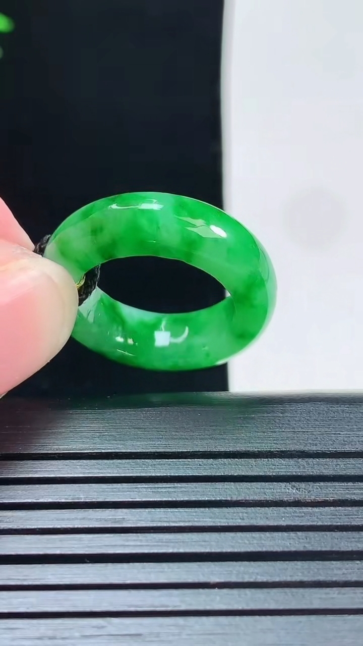 天然A货翡翠玉指环 戒指，尺寸15.5-6-3.8重量:4.05g2026年5月29日
工厂直销收藏佳品,种好水足，色泽均匀，有种有色，上手高大气！