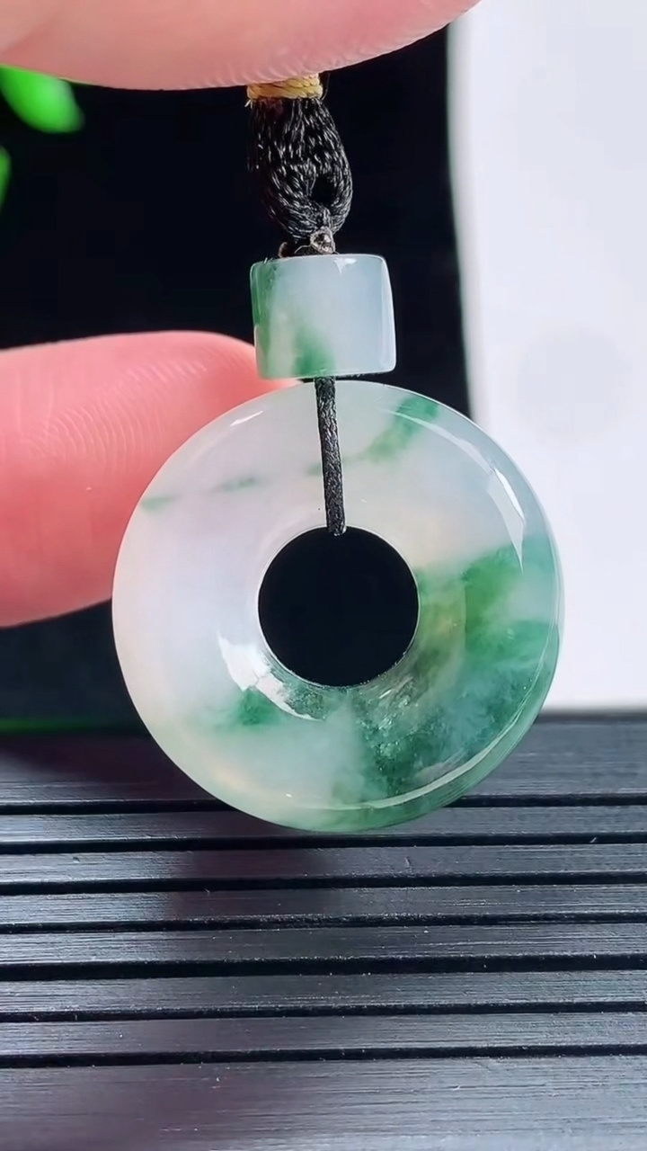 天然A货翡翠飘花平安环吊坠，尺寸22.5-5重量:5.91g
5月29日