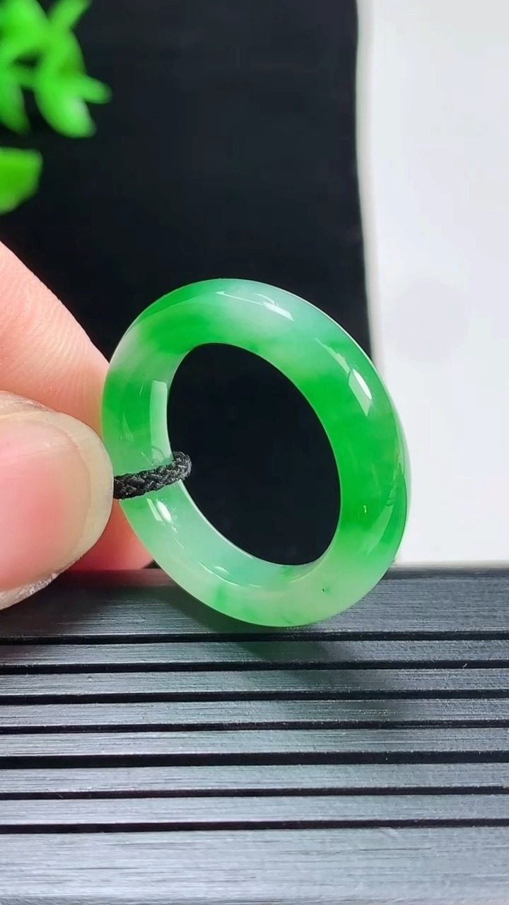 天然A货翡翠玉指环 戒指，尺寸18.2-5.2-4重量:4.26g2026年5月29日
工厂直销收藏