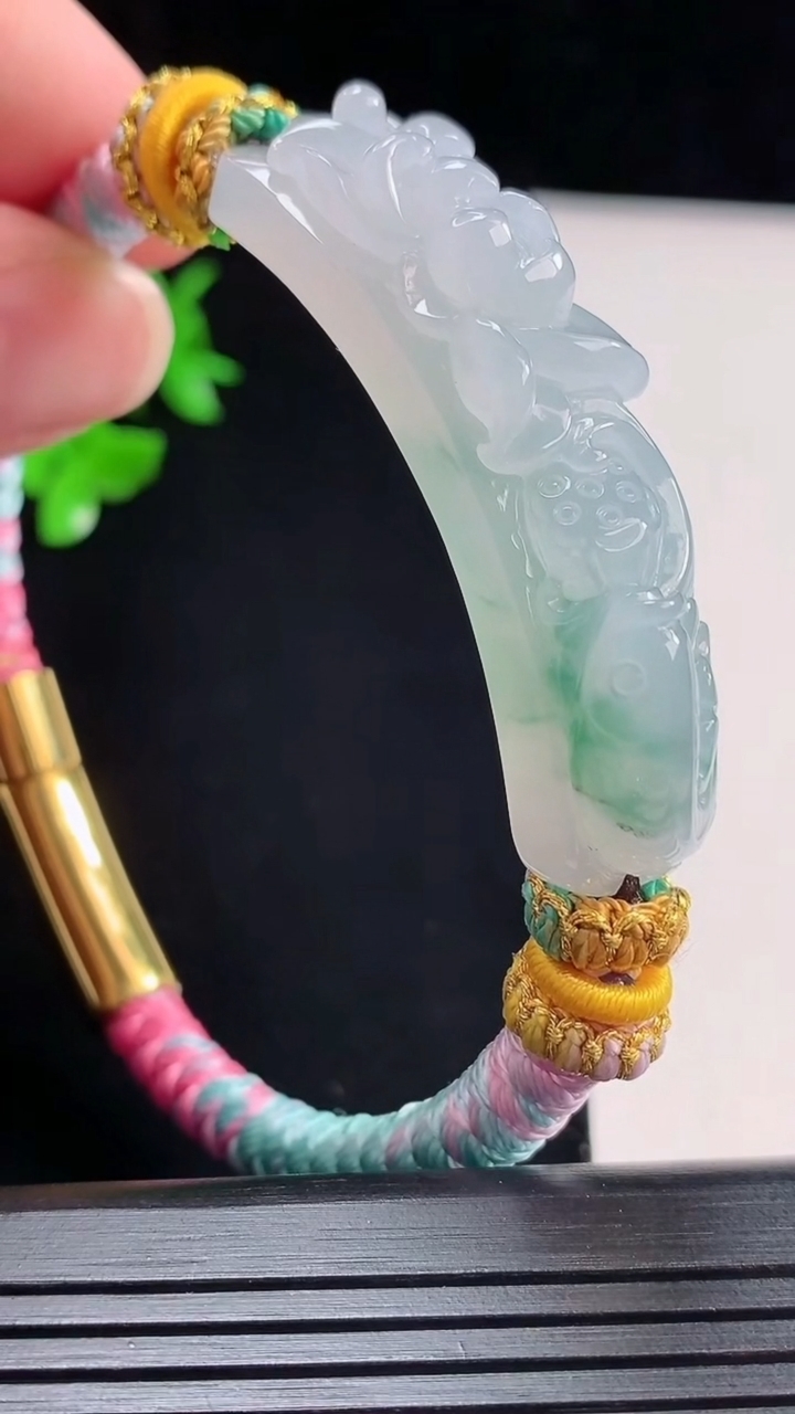 天然A货翡翠冰种飘花和和美美 荷叶鱼手牌，尺寸50-12.5-12重量:27.89g
5月29日