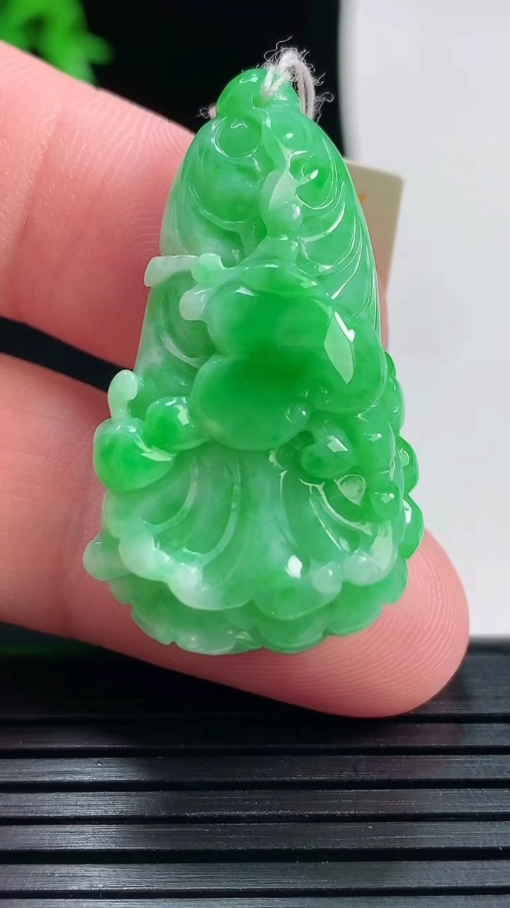 天然A货翡翠白菜吊坠，尺寸36.5-21-11重量:11.96g
5月29日
