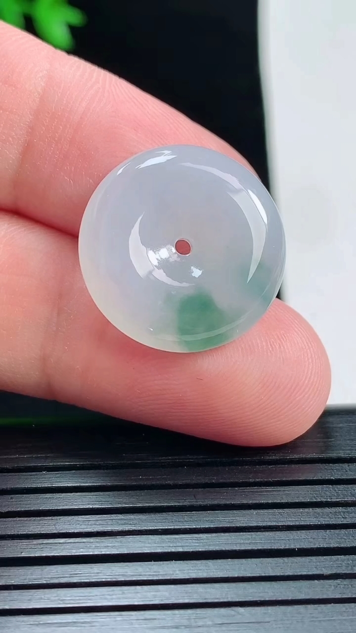 天然A货翡翠冰种飘花平安扣吊坠，尺寸19.6-5重量:4.09g
5月29日