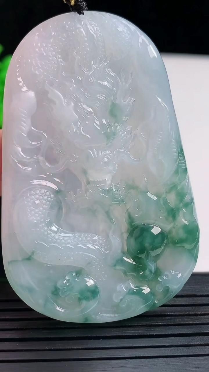 天然A货翡翠冰种飘花龙牌吊坠，尺寸65-42.5-6重量:35.29g
5月29日