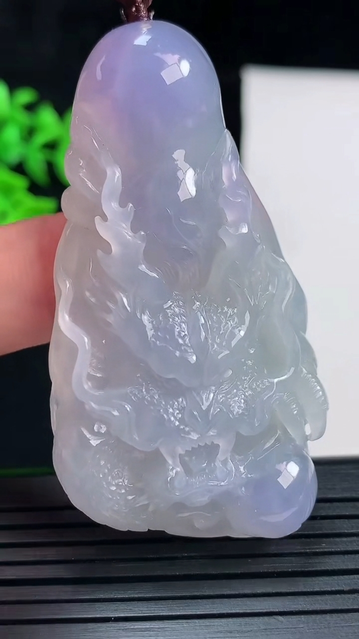 天然A货翡翠种紫罗兰龙牌吊坠，尺寸59-32-12重量:40.00g
5月29日