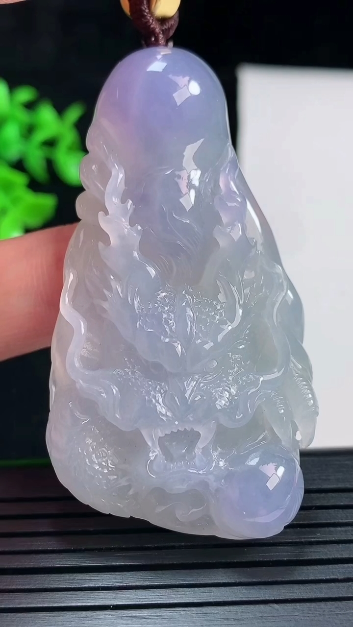 天然A货翡翠种紫罗兰龙牌吊坠，尺寸59-32-12重量:40.00g
5月29日