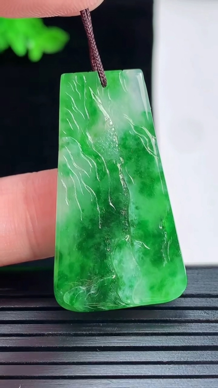 天然A货翡翠山水牌吊坠，尺寸38.6-22-3.6重量:6.99g
5月29日