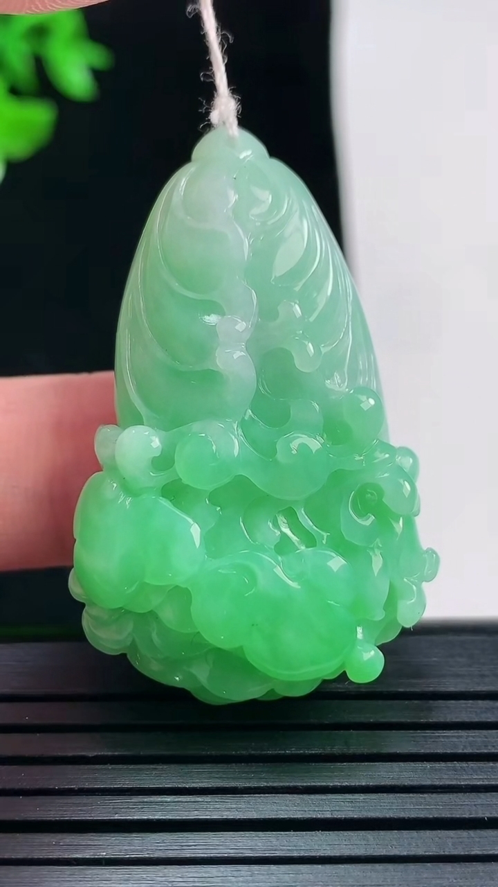 天然A货翡翠白菜吊坠，尺寸42-26.5-12重量:18.33g
5月29日