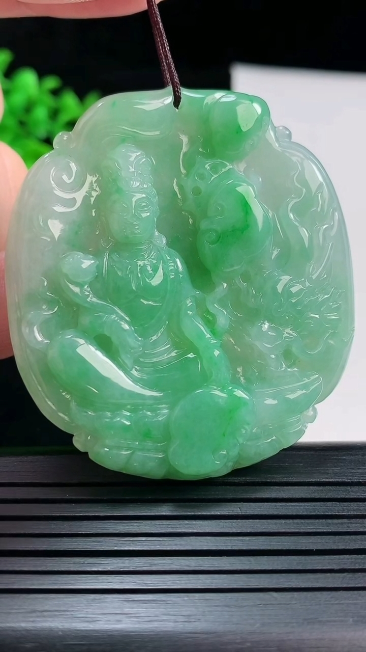 天然A货翡翠祥龙大势至菩萨吊坠，尺寸53.6-48.6-6重量:27.85g
5月29日