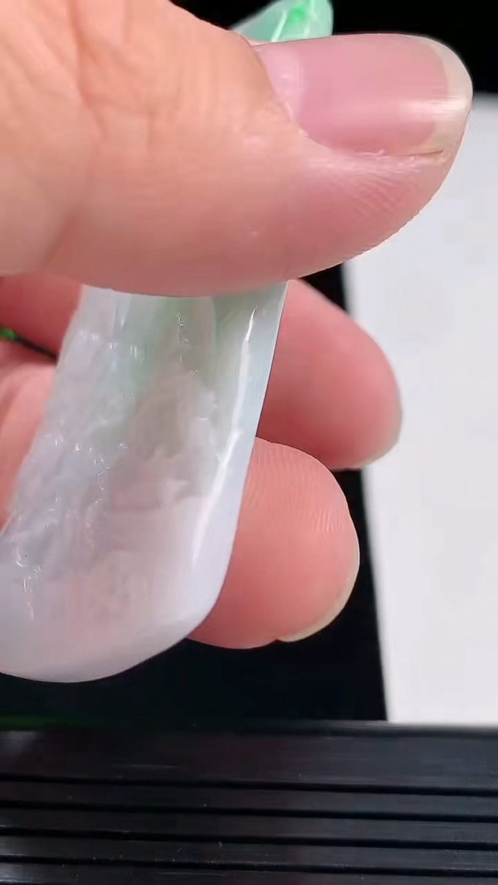 天然A货翡翠山水牌吊坠，尺寸59-32-5.6重量:25.91g
5月29日