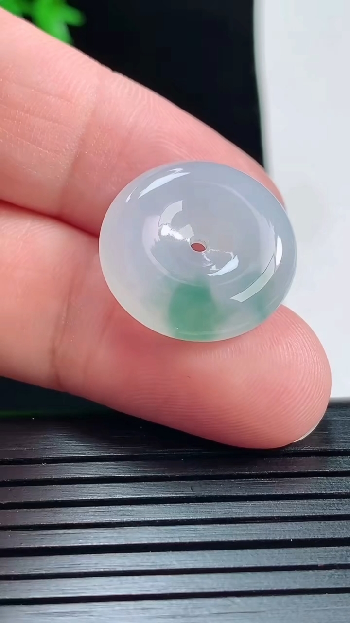 天然A货翡翠冰种飘花平安扣吊坠，尺寸19.6-5重量:4.09g
5月29日
