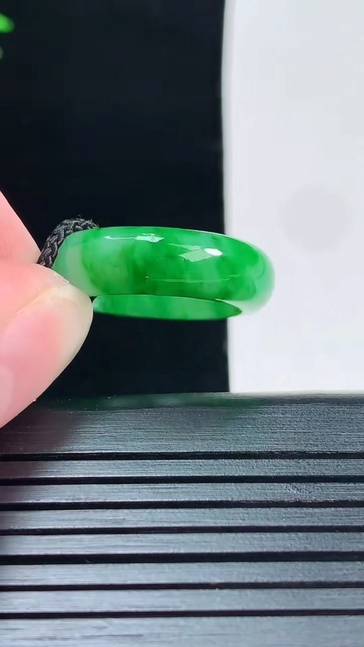 天然A货翡翠玉指环 戒指，尺寸15.5-6-3.8重量:4.05g2026年5月29日
工厂直销收藏佳品,种好水足，色泽均匀，有种有色，上手高大气！