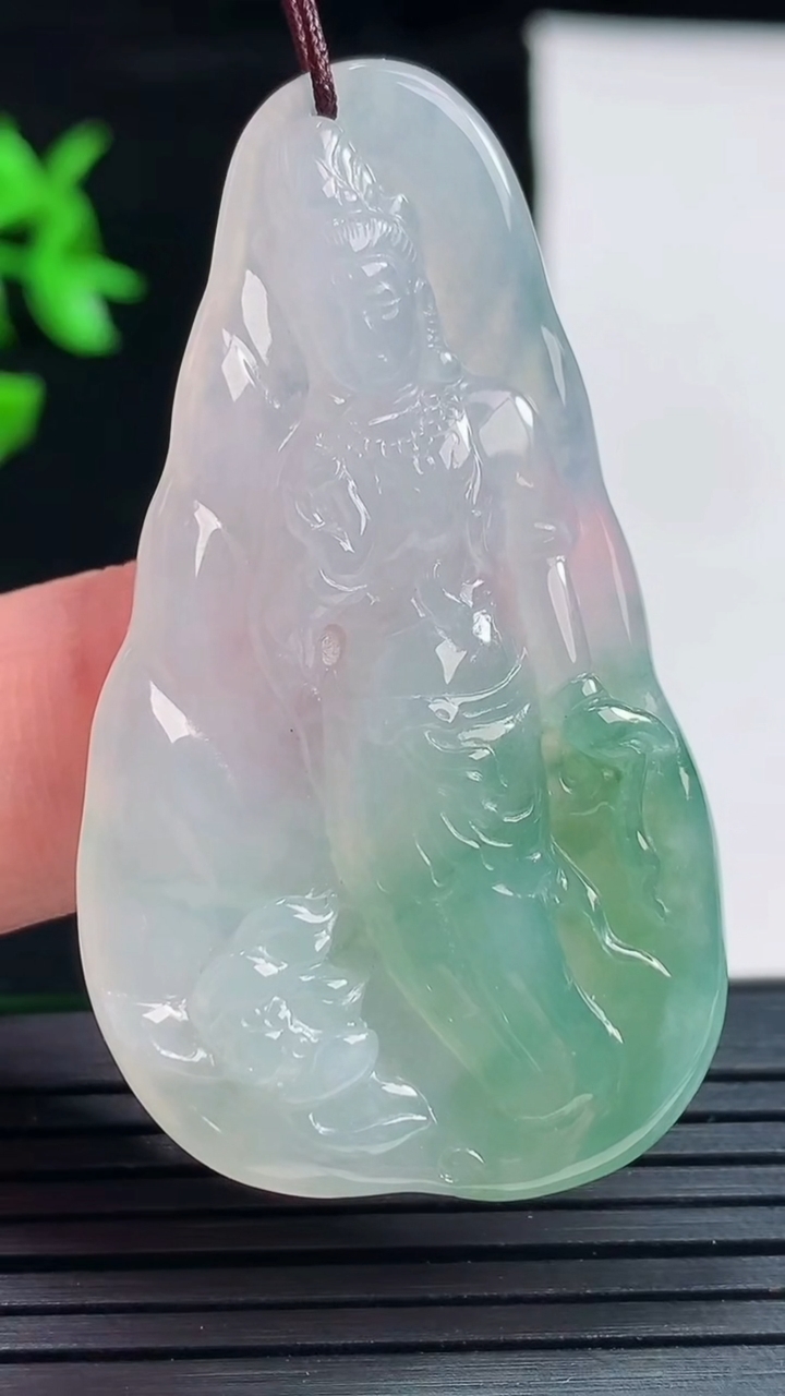 天然A货翡翠观音菩萨吊坠，尺寸49.2-28-5.8重量:12.89g
5月29日