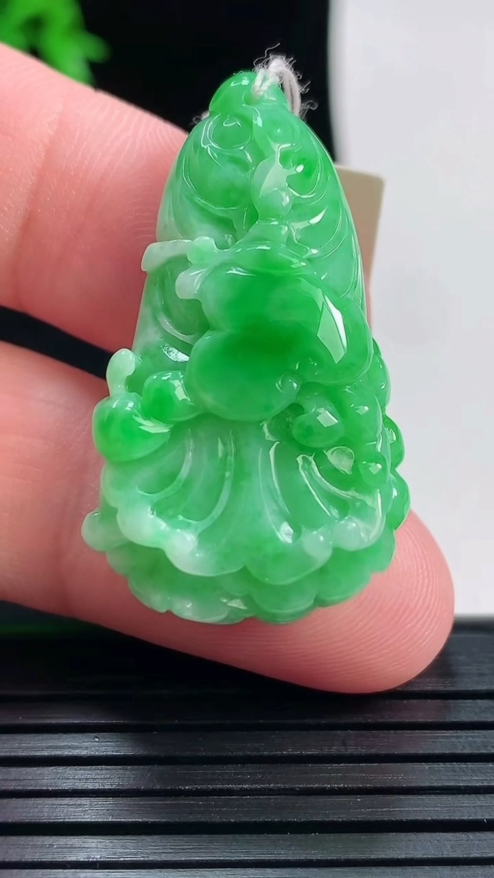 天然A货翡翠白菜吊坠，尺寸36.5-21-11重量:11.96g
5月29日