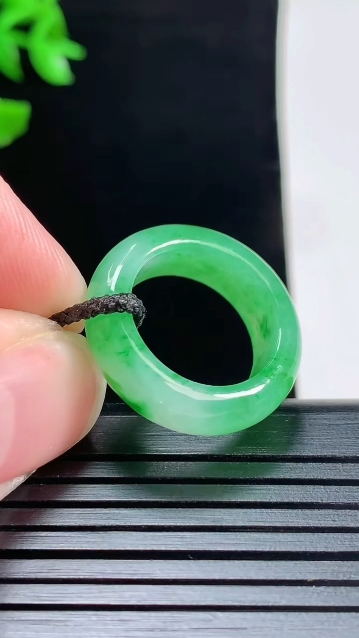 天然A货翡翠玉指环 戒指，尺寸15.2-6.2-3.6重量:3.73g2026年5月29日
工厂直销收藏佳品,种好水足，色泽均匀，有种有色，上手高大气！