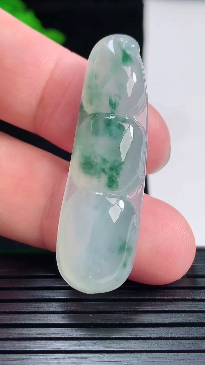 天然A货翡翠冰种飘花福豆吊坠，尺寸45-14-8重量:9.52g
5月29日