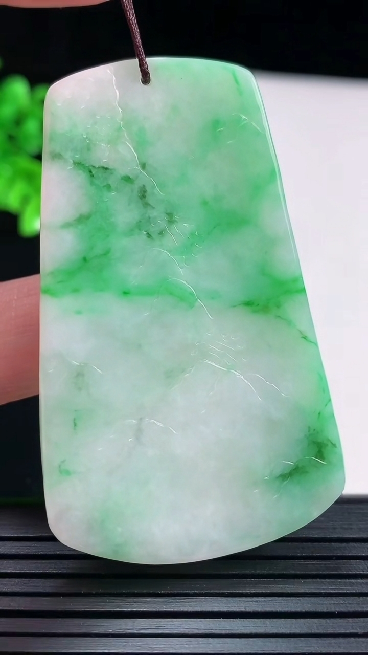 天然A货翡翠山水牌吊坠，尺寸59-35.6-5.5重量:27.35g
5月29日