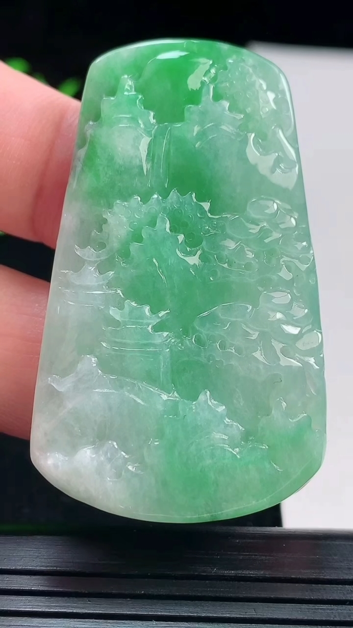 天然A货翡翠山水牌吊坠，尺寸52.6-31.5-5.5重量:21.41g
5月29日