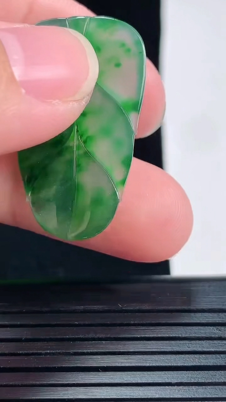 天然A货翡翠金枝玉叶 叶子吊坠，尺寸33-20-4重量:4.81g
5月29日