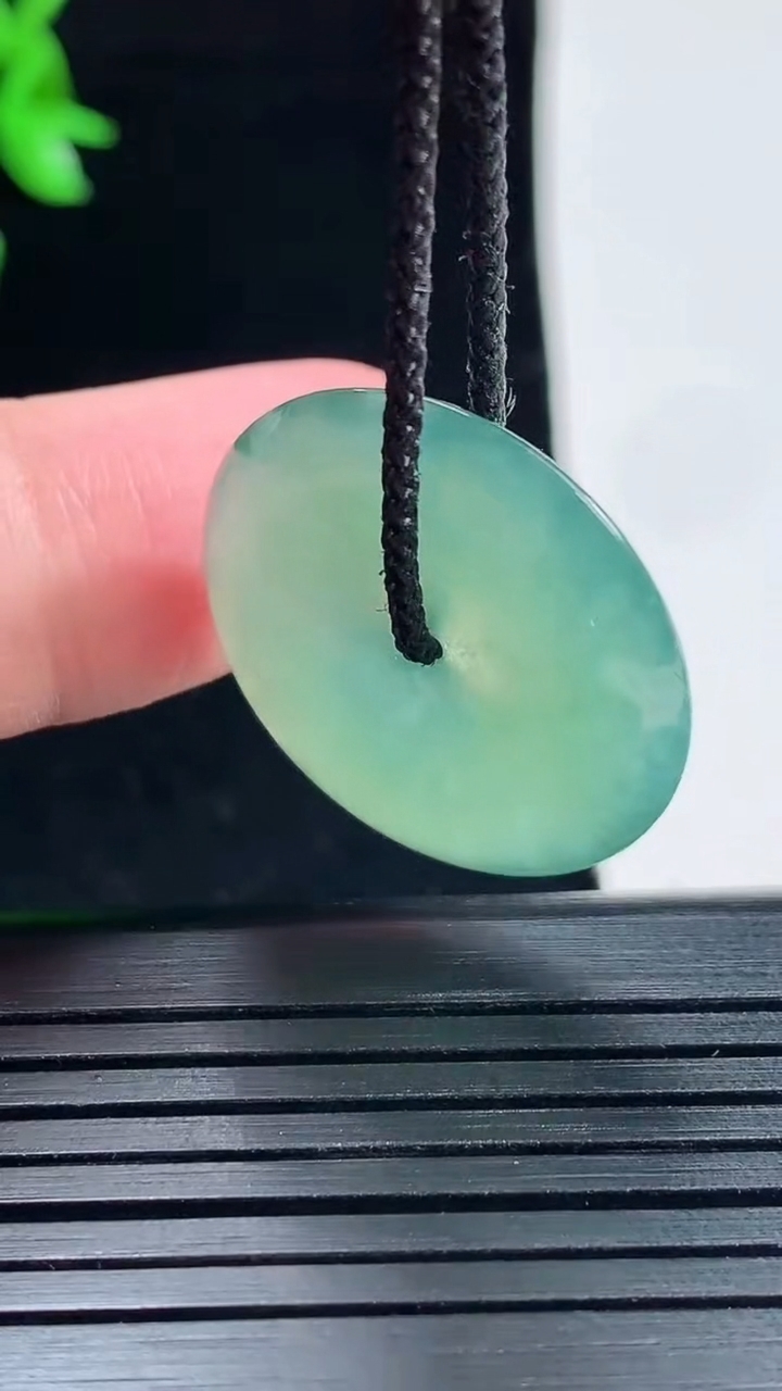 天然A货翡翠平安扣吊坠，尺寸25-4.5重量:5.84g
5月29日
