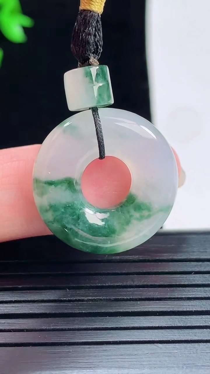 天然A货翡翠飘花平安环吊坠，尺寸22.5-5重量:5.91g
5月29日
