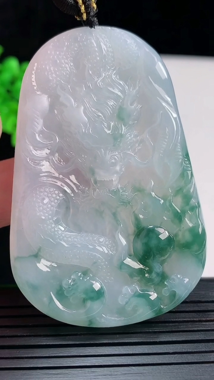 天然A货翡翠冰种飘花龙牌吊坠，尺寸65-42.5-6重量:35.29g
5月29日