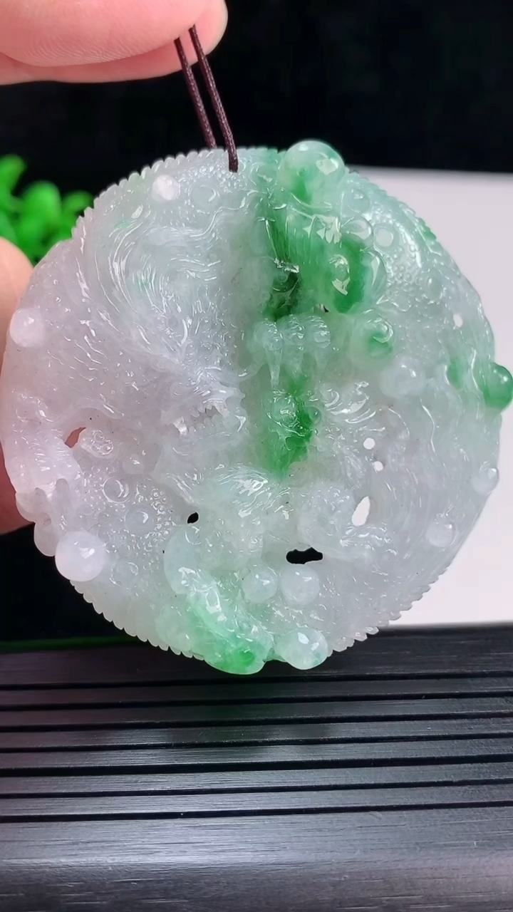 天然A货翡翠龙牌吊坠，尺寸54.5-54-10.5重量:50.00g
5月29日