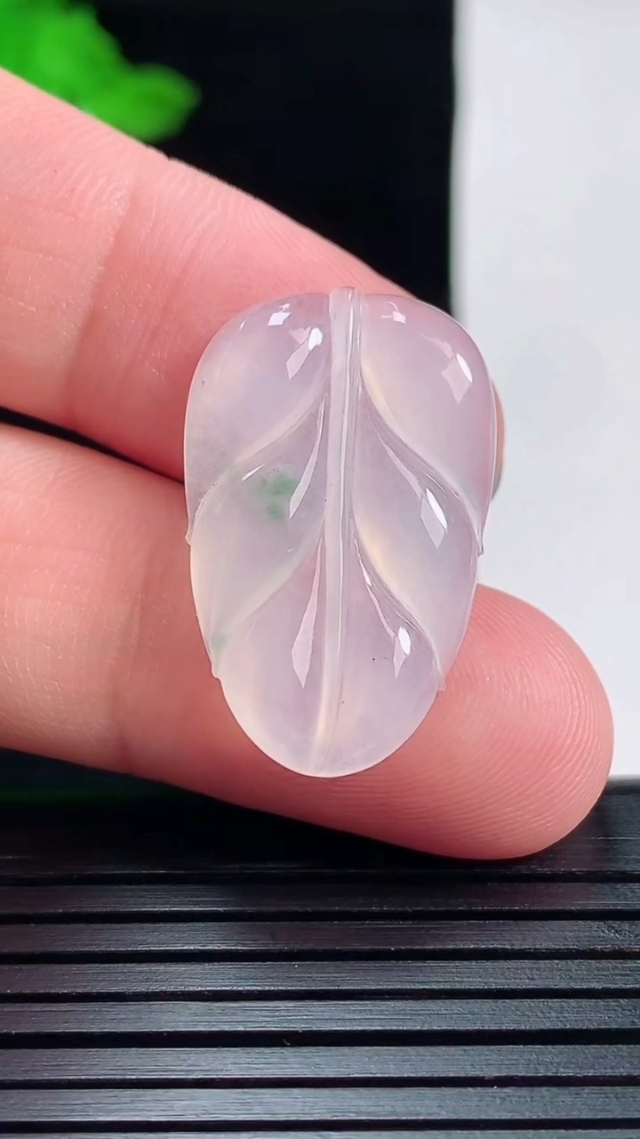 天然A货翡翠金枝玉叶 叶子吊坠，尺寸27-17-3重量:3.05g
5月29日