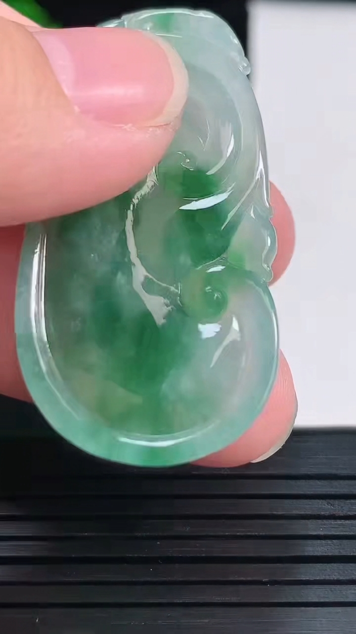 天然A货翡翠如意吊坠，尺寸46.6-24-5重量:11.11g
5月29日