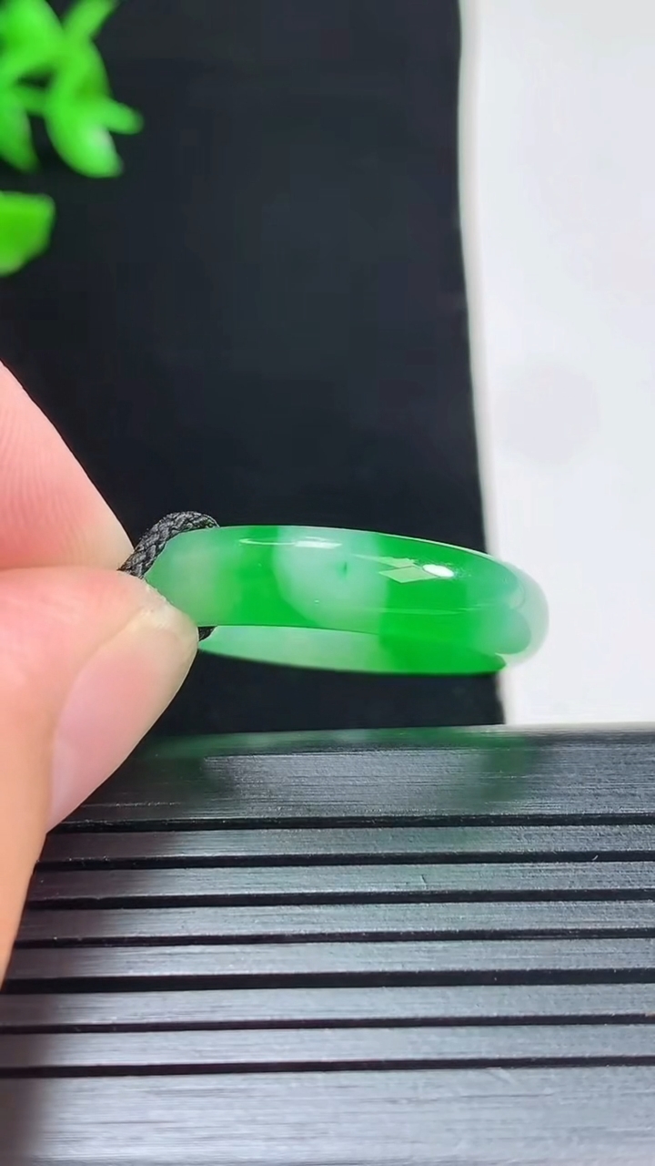 天然A货翡翠玉指环 戒指，尺寸18.2-5.2-4重量:4.26g2026年5月29日
工厂直销收藏佳品,种好水足，色泽均匀，有种有色，上手高大气！