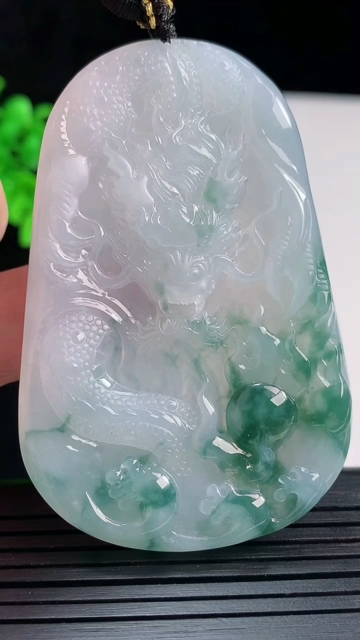 天然A货翡翠冰种飘花龙牌吊坠，尺寸65-42.5-6重量:35.29g
5月29日