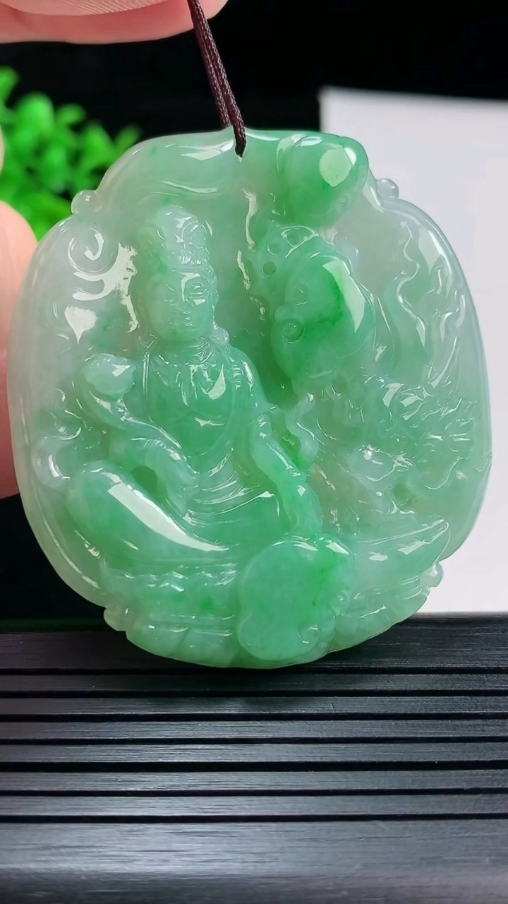 天然A货翡翠祥龙大势至菩萨吊坠，尺寸53.6-48.6-6重量:27.85g
5月29日