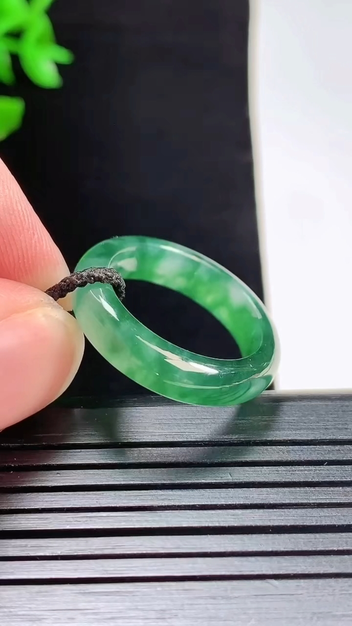 天然A货翡翠冰种飘花玉指环 戒指，尺寸18-5.2-3.6重量:3.49g2026年5月29日
工厂直销收藏佳品,种好水足，色泽均匀，有种有色，上手高大气！