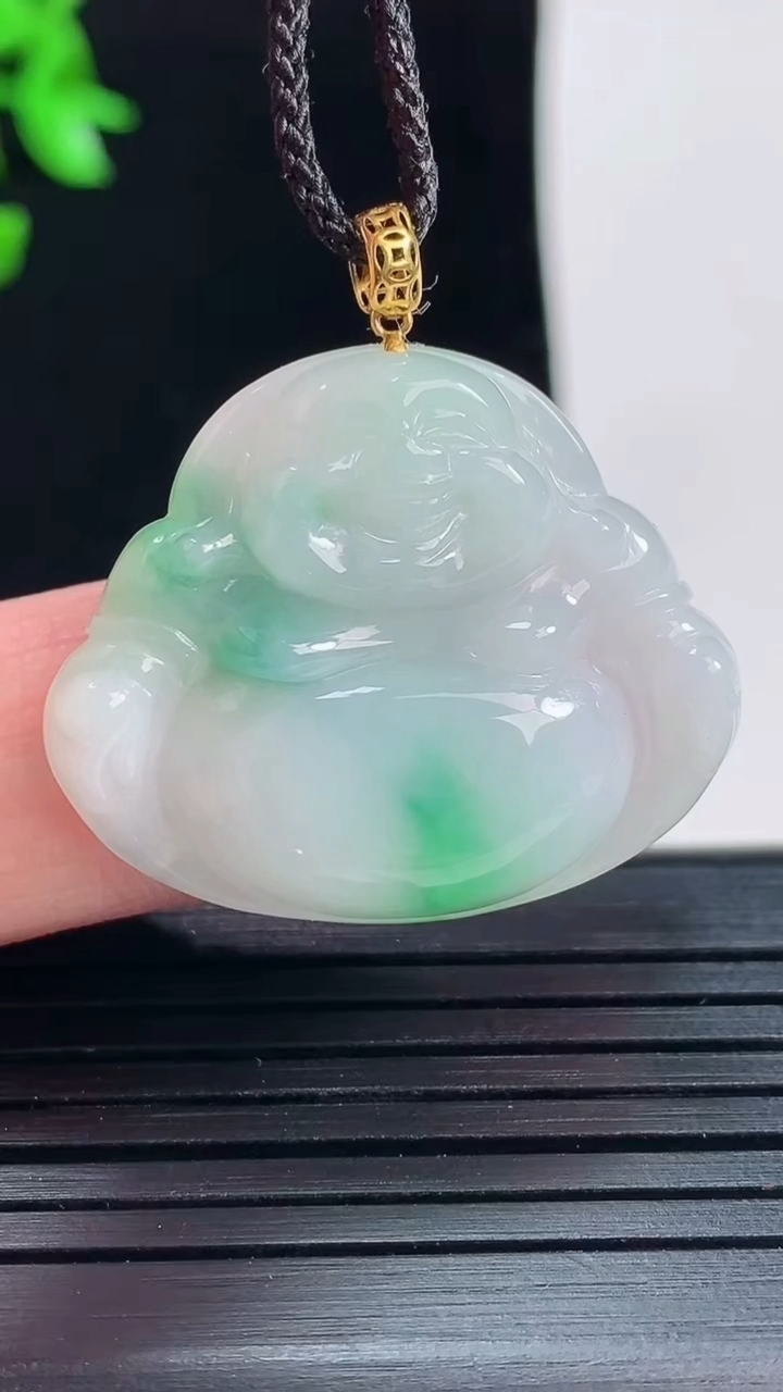 天然A货翡翠佛公吊坠，尺寸24-29.6-5.5重量:6.26g
5月29日