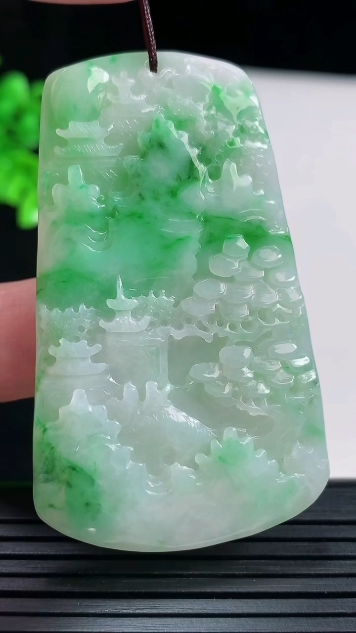 天然A货翡翠山水牌吊坠，尺寸59-35.6-5.5重量:27.35g
5月29日