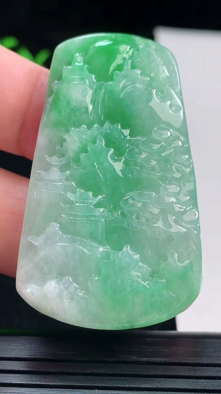 天然A货翡翠山水牌吊坠，尺寸52.6-31.5-5.5重量:21.41g
5月29日