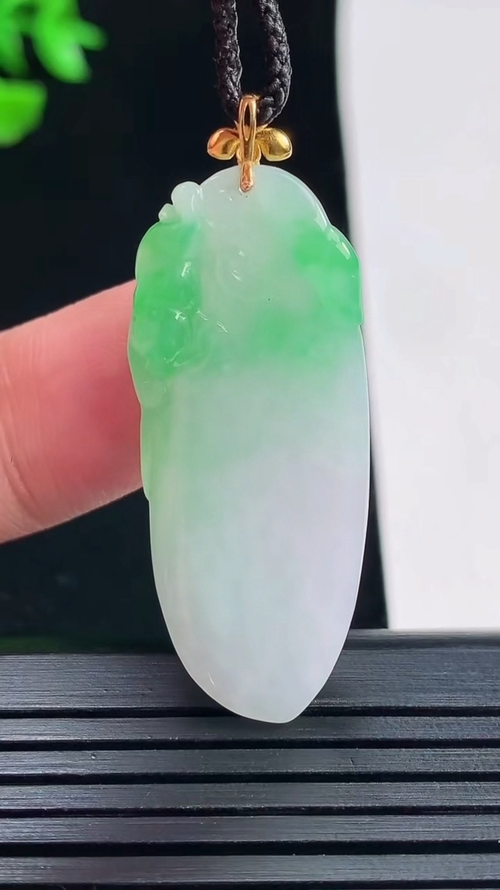 天然A货翡翠福瓜吊坠，尺寸36.5-15.6-6.2重量:7.55g
5月29日