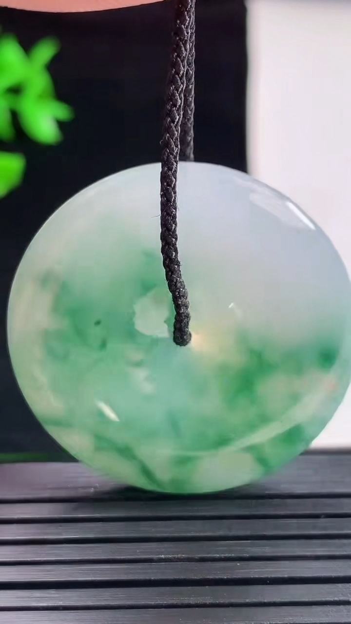 天然A货翡翠飘花平安扣吊坠，尺寸35.6-5重量:14.27g
5月29日