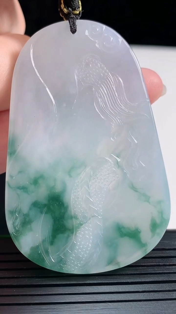 天然A货翡翠冰种飘花龙牌吊坠，尺寸65-42.5-6重量:35.29g
5月29日